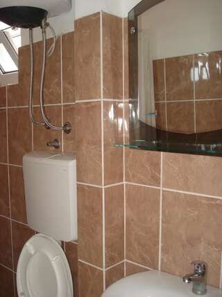 Апартаменты Apartments Popovic Улцинь Трехместный номер с балконом и видом на море-4