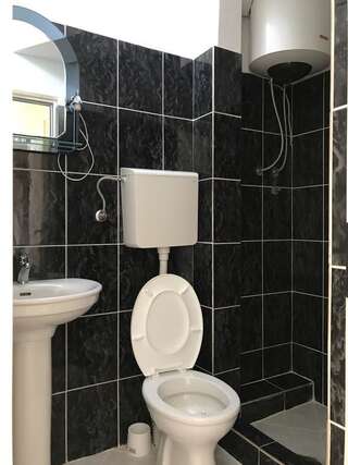 Апартаменты Apartments Popovic Улцинь Трехместный номер с балконом и видом на море-2